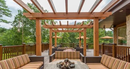 Hot Tub - Massage Chair - Game Room - Fenced Yard