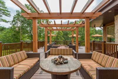 Hot Tub - Massage Chair - Game Room - Fenced Yard