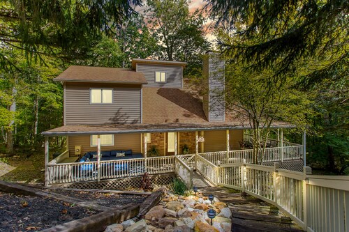 Hot Tub - Massage Chair - Game Room - Fenced Yard