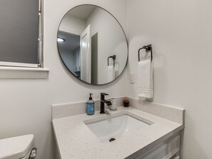 Duschwanne, Haartrockner, Handtücher, Seife