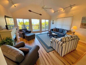 Smart-TV, Kamin, Bücher