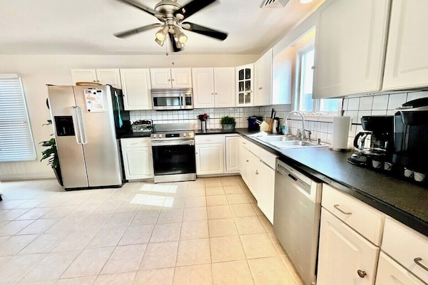 Jääkaappi, mikroaaltouuni, uuni, liesi