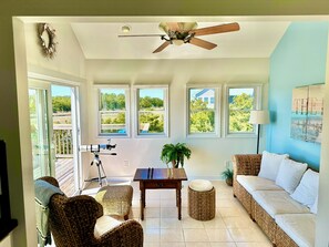 Smart TV, fireplace, books - STEPS TO BEACH. PET-FRIENDLY. LINENS INCLUDED. (Milton)