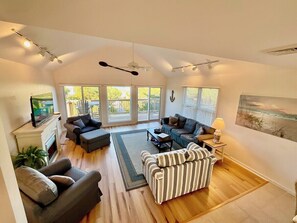 Smart TV, caminetto, libri