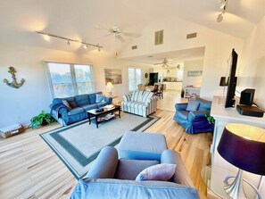 Smart-TV, Kamin, Bücher