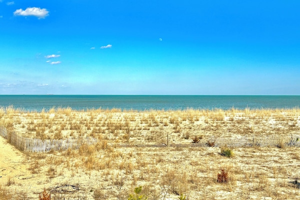 STEPS TO THE BEACH (DIRECTLY ACROSS THE STREET).