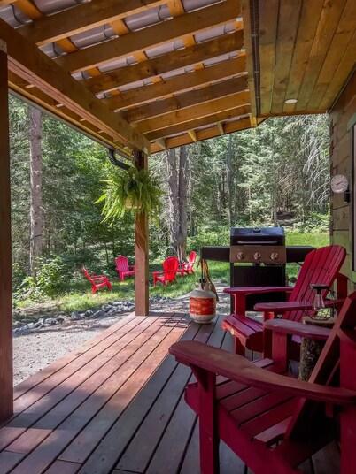 Charming 4 season log cabin near Algonquin Park