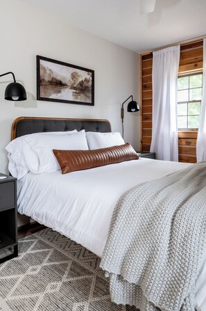 3 habitaciones, escritorio y tabla de planchar con plancha 