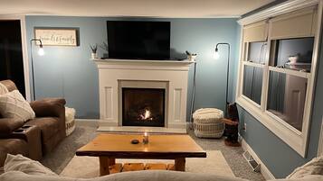 Una Smart TV, una chimenea
