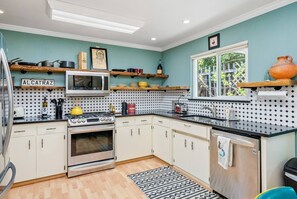 Frigorifero, microonde, forno, piano cottura