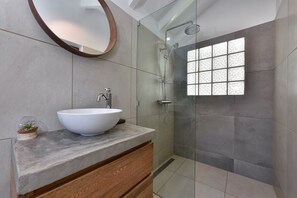 Dusj, håndklær og toalettpapir