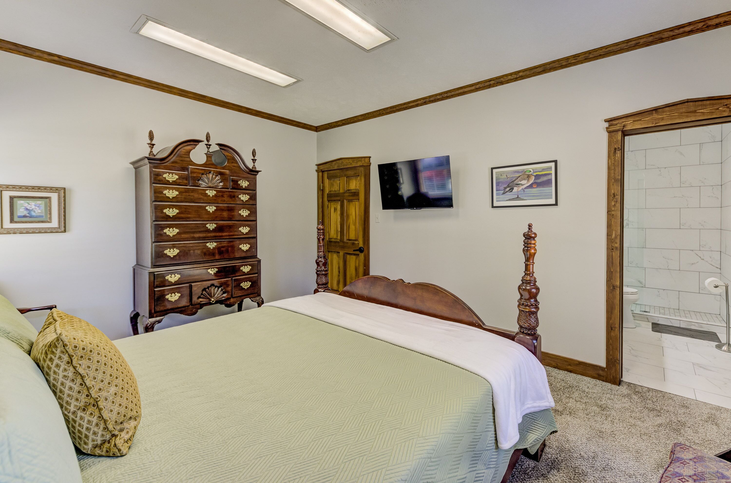 Enkeltrom – deluxe | Allergitestet sengetøy, individuelt innredet, skrivebord og barnesenger