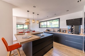Réfrigérateur, four à micro-ondes, un four, surface de cuisson