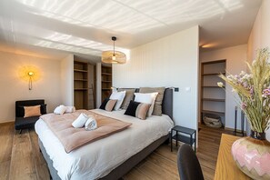 4 habitaciones, escritorio y tabla de planchar con plancha