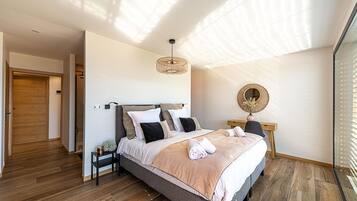 4 bedrooms, desk, iron/ironing board, travel cot