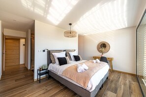 4 chambres, bureau, fer et planche à repasser, lit de bébé portatif