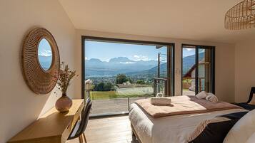 4 habitaciones, escritorio y tabla de planchar con plancha