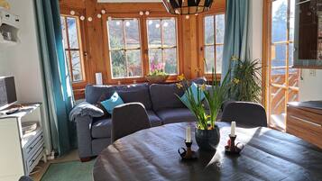 Smart-TV, DVD-Player, Tischtennisplatte, Bücher