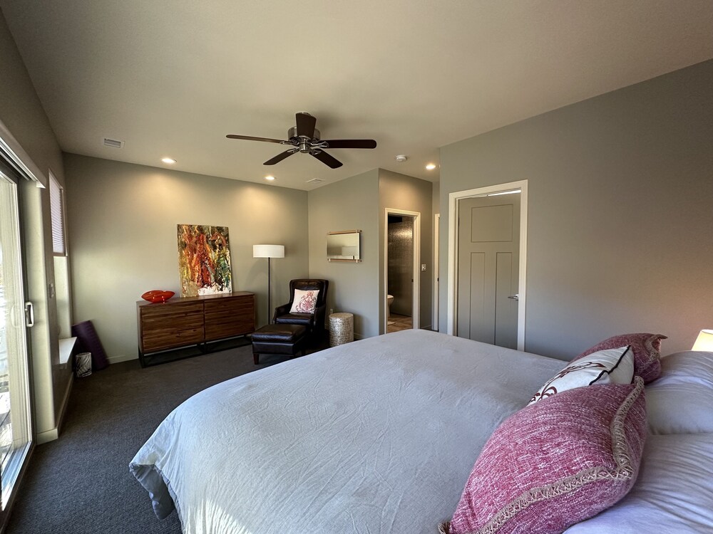 Book NOW for FALL COLORS! 3 balconies overlook the River! Downtown