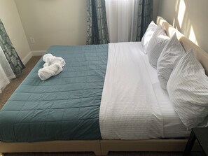 3 bedrooms, desk, iron/ironing board, WiFi - Norfolk 3BR Cozy Stay. Central to All & Comfort. Families & Contractors! (Norfolk)