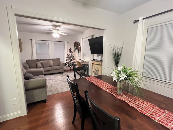 Smart TV - COZY 3 bedroom Getaway GEM, Close to All Sleeps 6! (Norfolk)