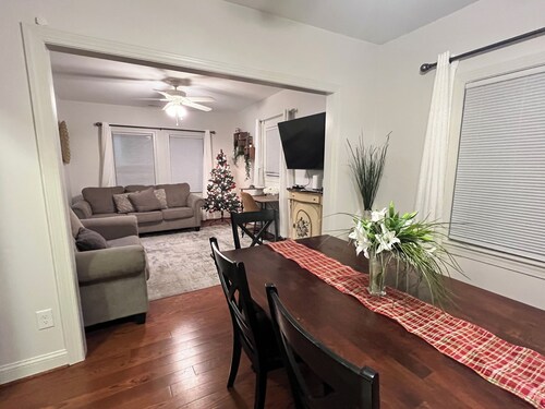 COZY 3 bedroom Getaway GEM, Close to All Sleeps 6!