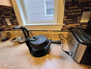 Fridge, microwave, oven, stovetop - Norfolk 3BR Cozy Stay. Central to All & Comfort. Families & Contractors! (Norfolk)