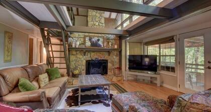 The Honey Pot- peaceful cabin -fireplace and deck