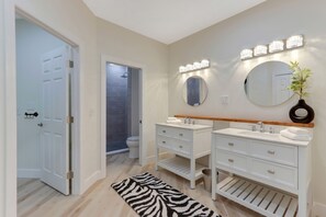 Shower, hair dryer, towels, soap - La Dolce Vita Villa (Port St. Lucie)