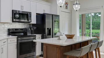 Geladeira, micro-ondas, fogão, cooktop