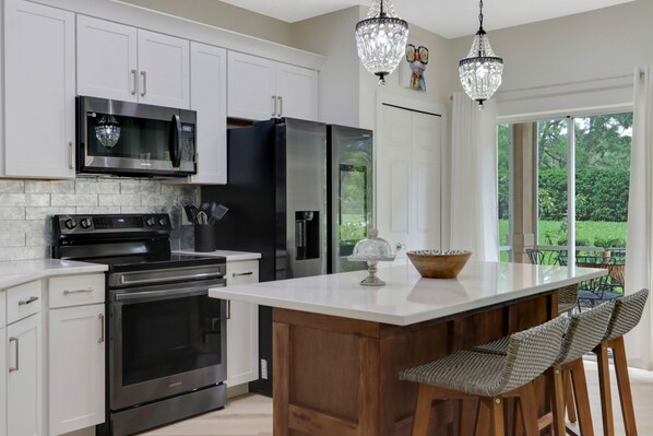 Een koelkast, een magnetron, een oven, een kookplaat