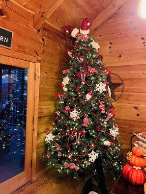 Room - Rumrunner's Retreat-Getaways PCB Retreat (Gatlinburg)