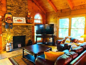 45-inch LCD TV with digital channels, TV, video-game console - Rumrunner's Retreat-Getaways PCB Retreat (Gatlinburg)