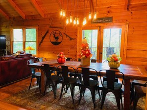 In-room dining - Rumrunner's Retreat-Getaways PCB Retreat (Gatlinburg)