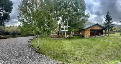 2 Private Cabins on an Secluded Acre, Walk to Restaurants, Fully Fenced