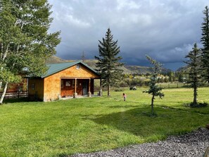 Exterior - 2 Private Cabins on an Secluded Acre, Walk to Restaurants, Fully Fenced (Greer)