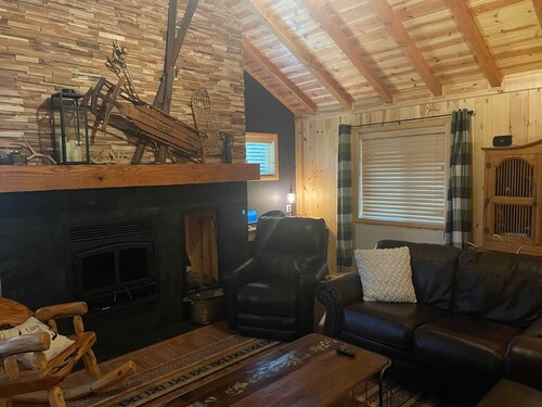 2 Private Cabins on an Secluded Acre, Walk to Restaurants, Fully Fenced