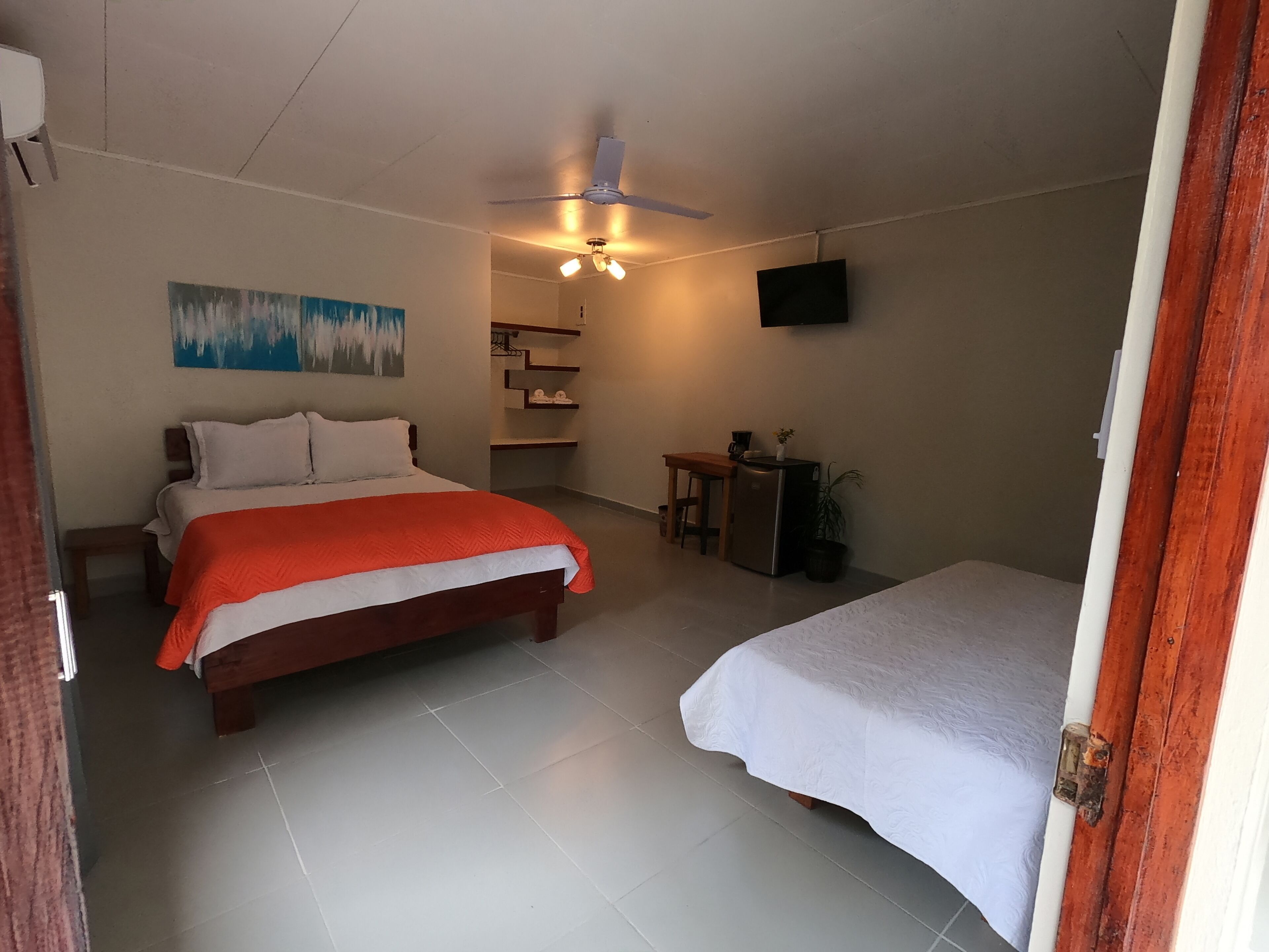 Camas con pillow-top y caja de seguridad en la habitación 