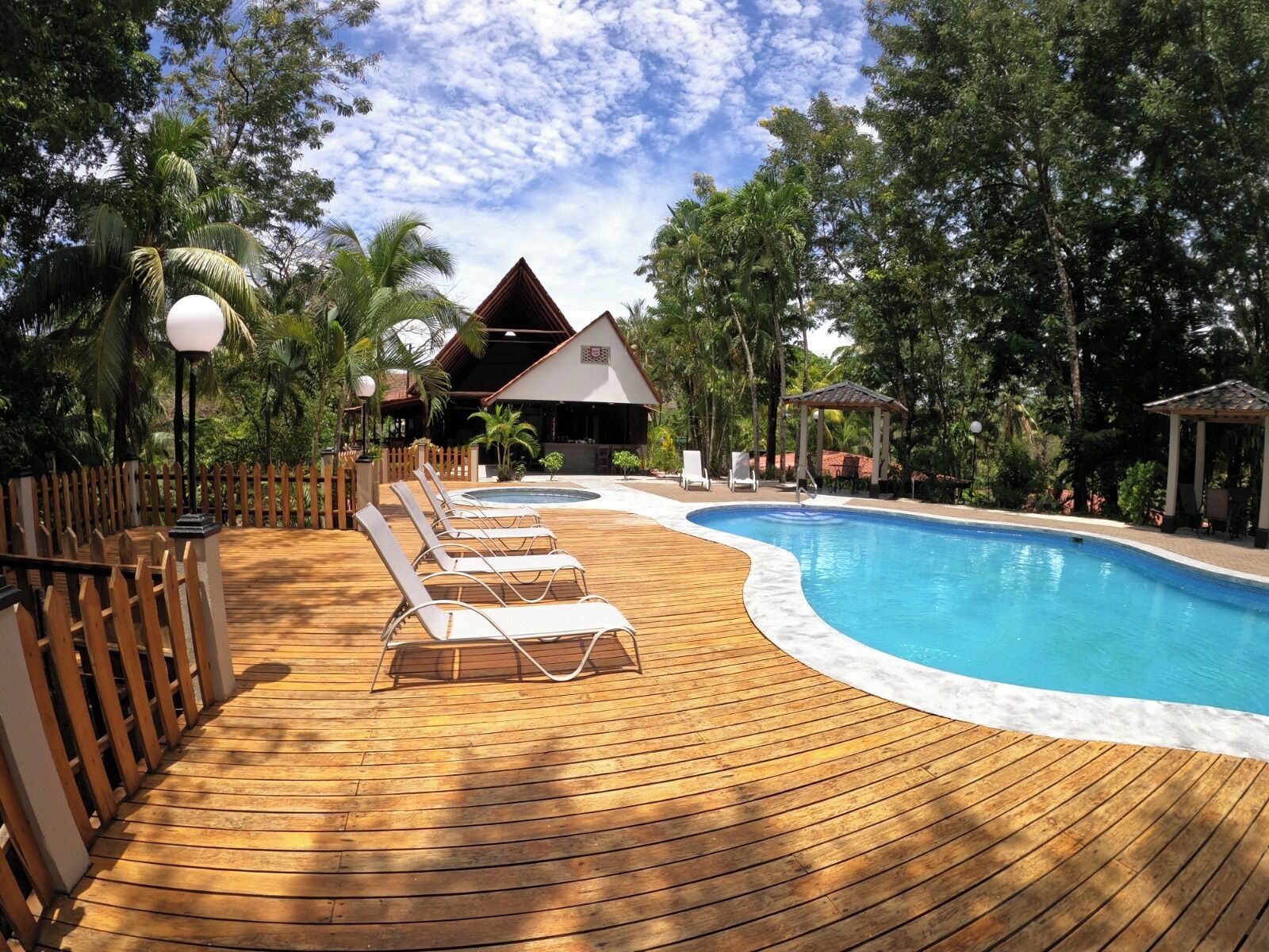 2 piscinas al aire libre