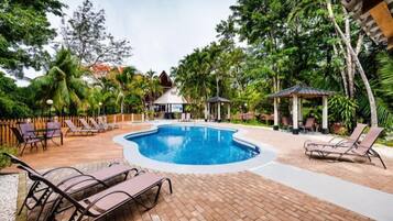 2 piscines extérieures