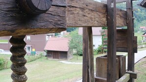 Une structure en bois dotée d’une grande roue en bois et d’un escalier.