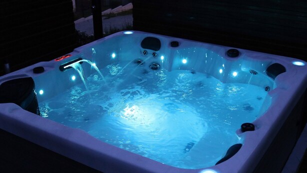 Un bain à remous doté de plusieurs jets et d’un éclairage intérieur.