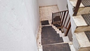Una escalera con barandillas de metal y peldaños con relieve.