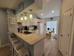 冰箱、微波炉、烤箱、炉灶