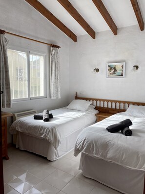2 bedrooms, iron/ironing board, free WiFi, bed sheets