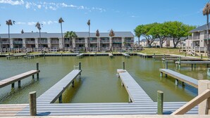Un port de plaisance avec des quais en bois et un bâtiment doté de balcons.