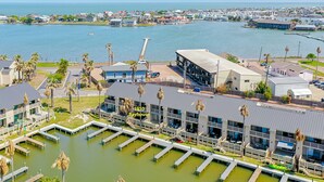Un hôtel situé au bord de l’eau, composé de plusieurs bâtiments, de quais et d’un port de plaisance.