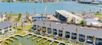 Fun-clean-family-canal front 3-2.5 condo Boat&Shop fish from the back porch!