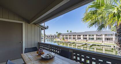 Fun-clean-family-canal front 3-2.5 condo Boat&Shop fish from the back porch!