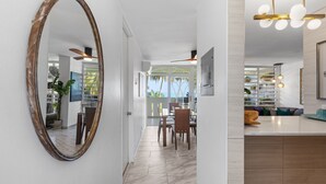 Un interior moderno con comedor, cocina y sala de estar.